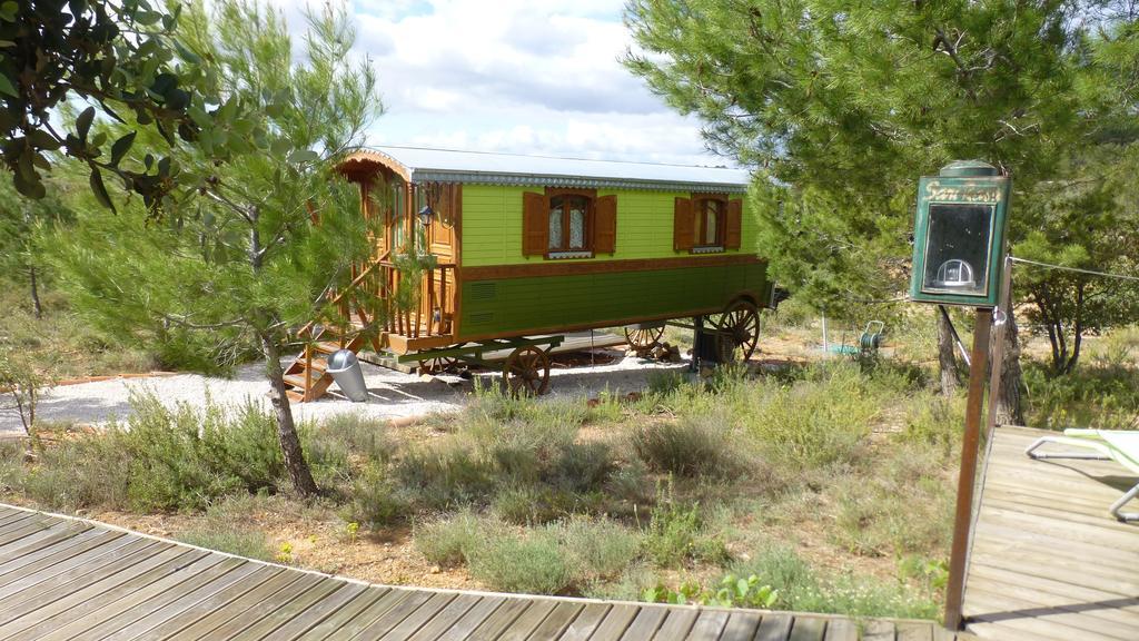 Les Hotes De La Combe Mouis Creissan Habitación foto