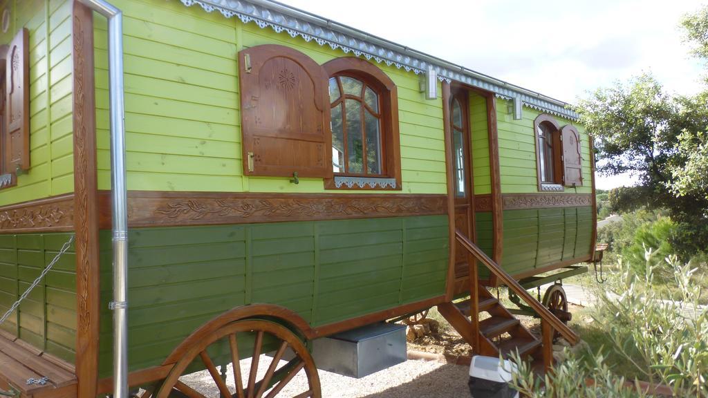 Les Hotes De La Combe Mouis Creissan Habitación foto