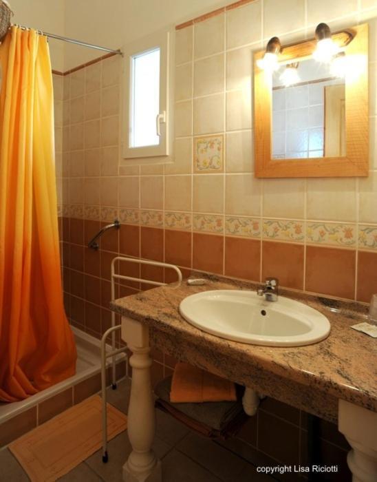 Les Hotes De La Combe Mouis Creissan Habitación foto