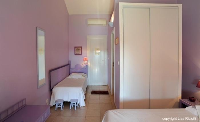 Les Hotes De La Combe Mouis Creissan Habitación foto