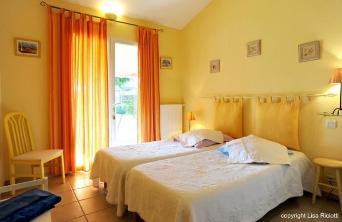 Les Hotes De La Combe Mouis Creissan Habitación foto